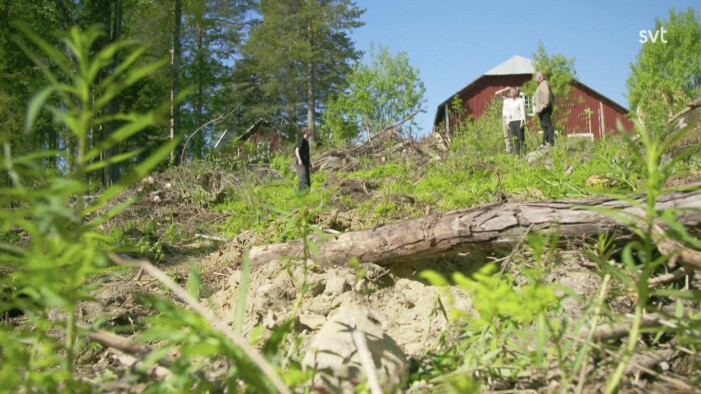 Erik och Laura visar programledarduon Anne Lundberg och Gert Wingårdh exakt var halmbalshuset ska ta form. Husdrömmar säsong 8 avsnitt 9, Erik och Laura bygger halmbalshus i Kassjö