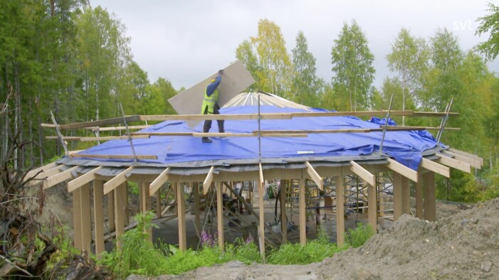 Halmbalshuset ska få en rund form, vilket även är bäst ur energisynpunkt. Husdrömmar säsong 8 avsnitt 9, Erik och Laura bygger ett runt halmbalshus
