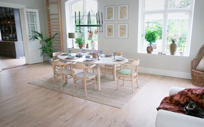 Renoveringen genomsyras av en stark återbruksmentalitet med smarta DIY-lösningar och prisvärda materialval. Husdrömmar säsong åtta avsnitt fyra, matplats