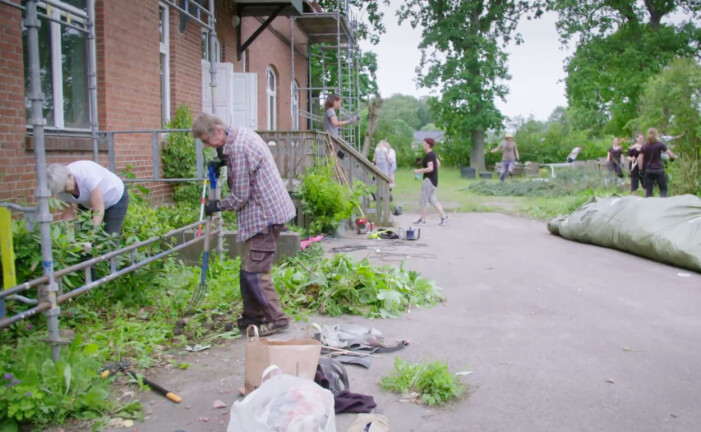 Både vänner och familj hjälper Casper och Elin med den ambitiösa renoveringen. Husdrömmar säsong åtta avsnitt fyra