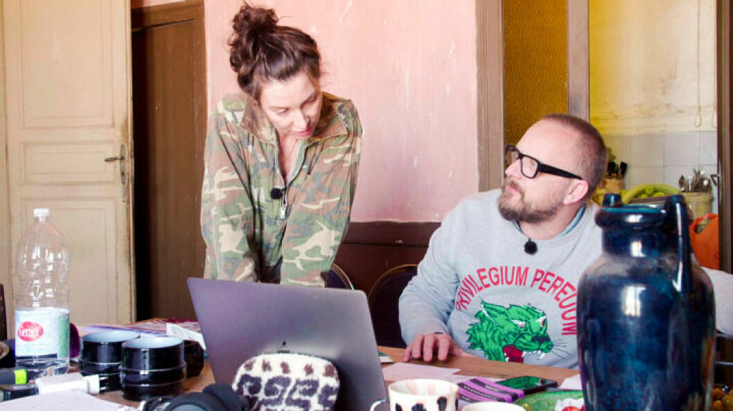 Marie och Bill på planeringsmöte. Husdrömmar Sicilien avsnitt fem