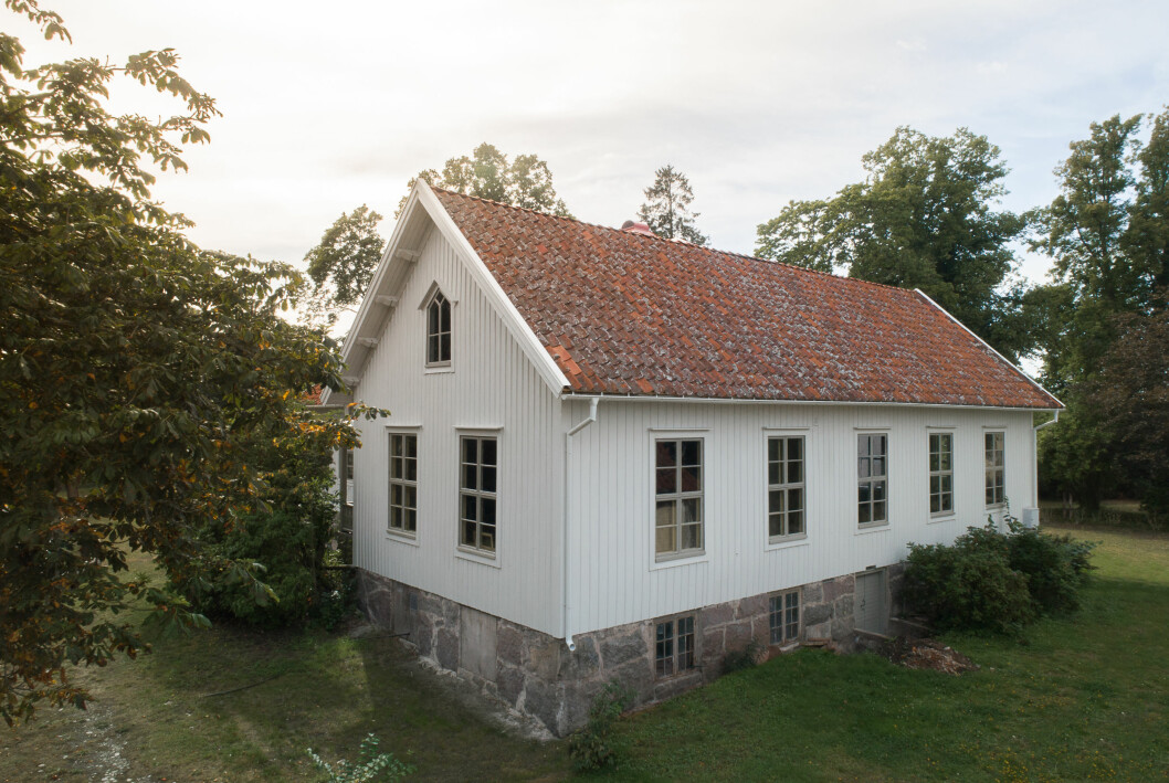 Ibland får man kompromissa när man restaurerar gamla byggnader, i Daniel och Lovisas fall var det taket som de inte kunde behålla. »Det enda som gnager lite är taket. Vi valde att återanvända det 125 år gamla enkupiga takteglet.« Huset efter renovering.