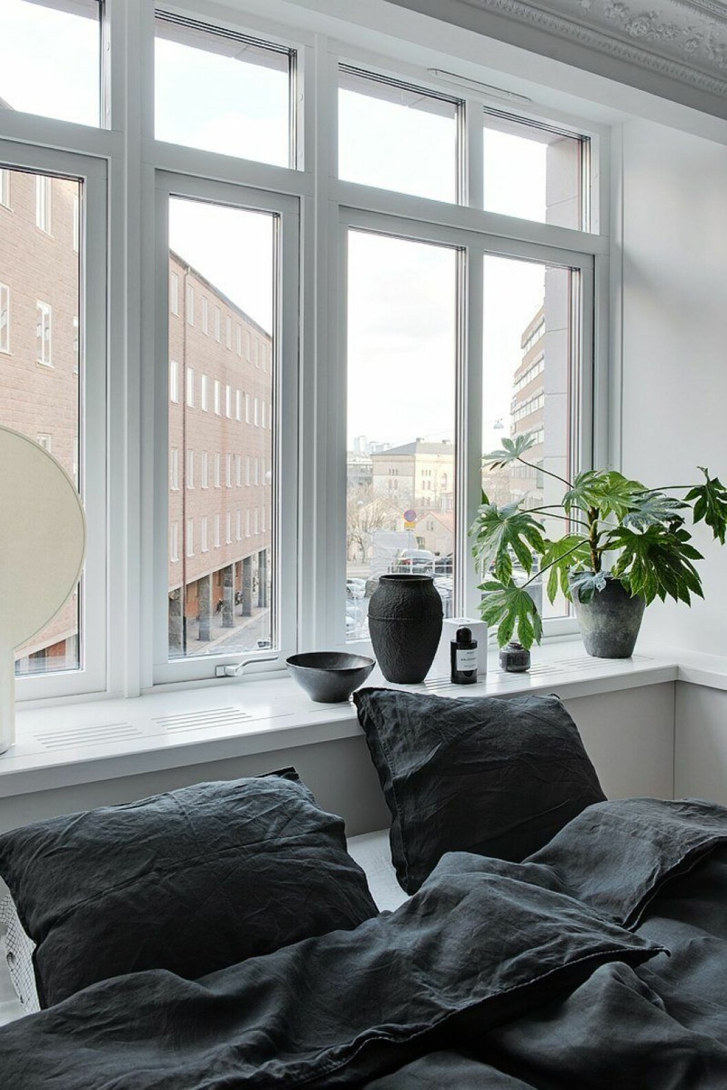 Extra plus för styling med mustigt mörka linnelakan. Hvitfeldtsgatan 14C_5