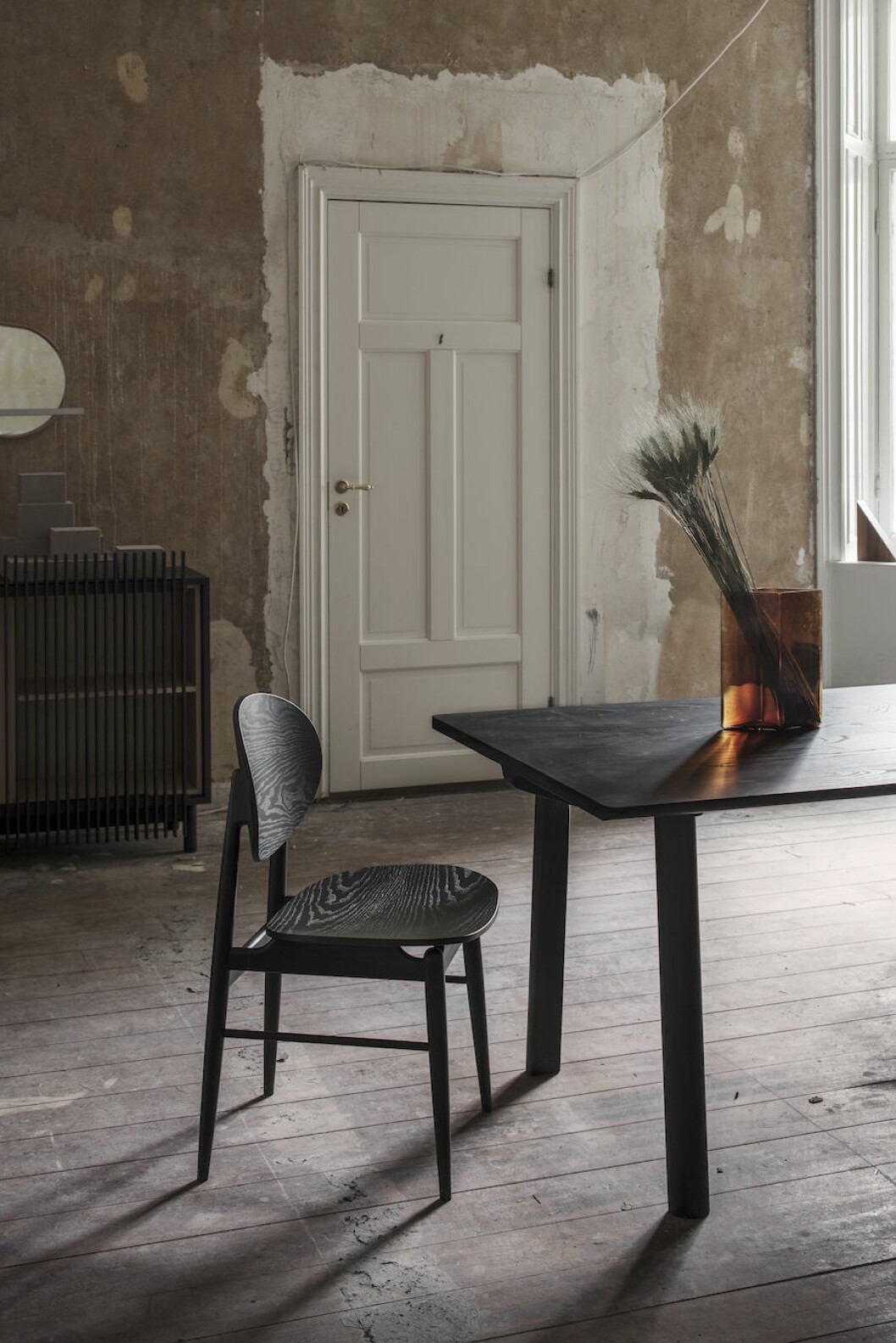 <em>Stolar och bord från Ariake, Smak agentur. Den vackra hyllan Kumiko är designad av Staffan Holm och finns i två versioner. Vas Ruutu av bröderna Bouroullec, Iittala.</em> Hylla av Staffan Holm på utställningen A quiet reflection.