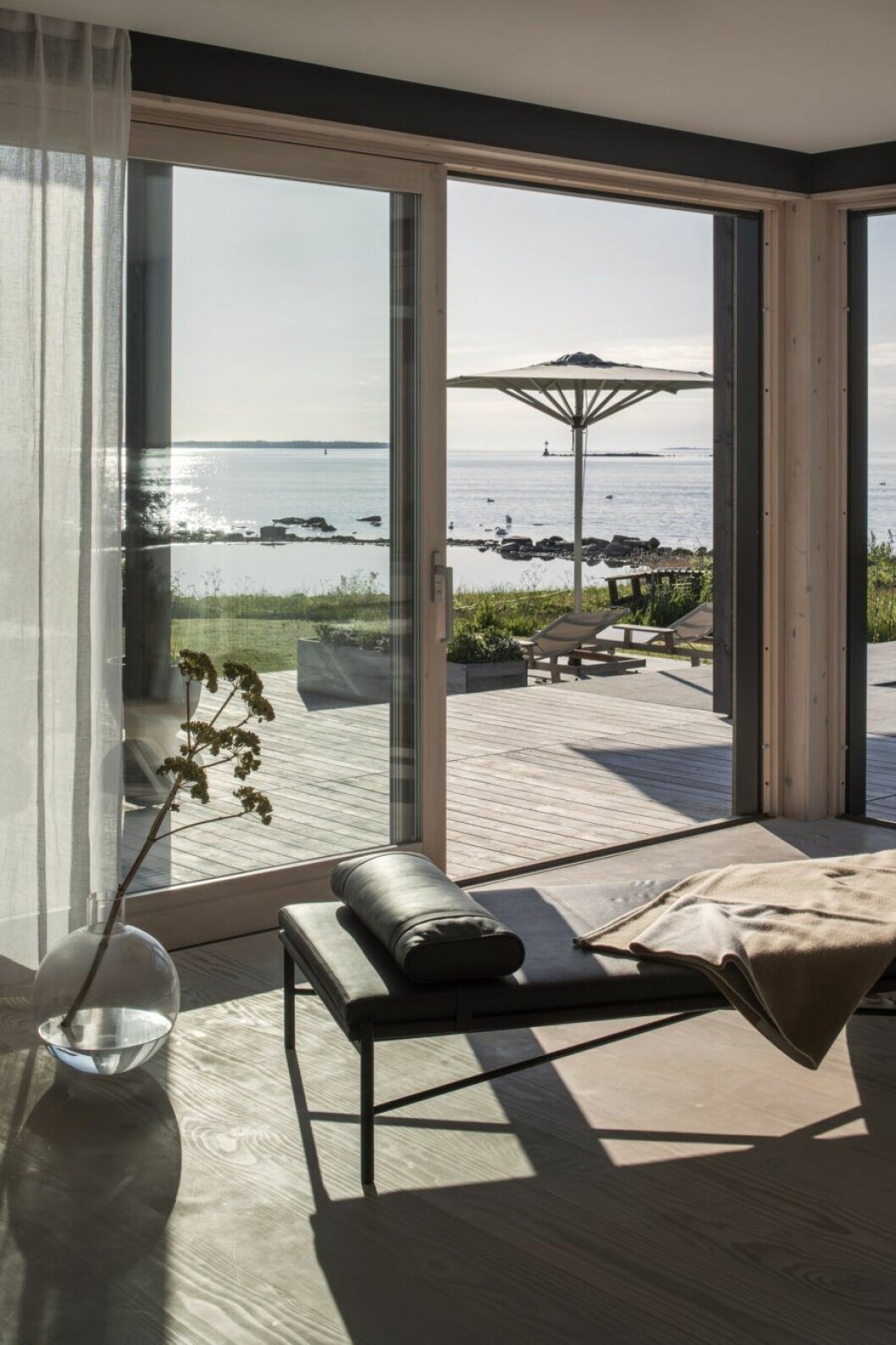 I Gävle är det lätt att få bygglov nära vattnet. »Från sovrummet har vi bara sextio meter till havet«, säger Jari.<br>Dagbädd, design Studio norrlandet.