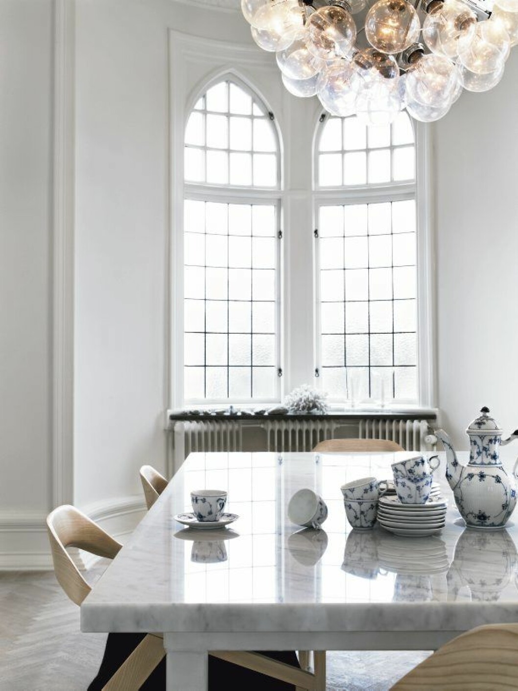 I taket hänger den vackra Hexagon från Flos. På bordet en riktig klassiker, Musselmalet från Royal Copenhagen, ett arv från farmor. Stolarna är Monica Försters Antelope.