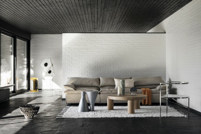 På skiffergolvet står en handgjord skål av Karoline Illum, golvlampan Akari UF3-Q av Isamu Noguchi för Paustian, Ida Elkes aluminiumskulptur Ovo-ovo, soffbordet Offset av Philippe Malouin för Resident, en blå vas av Karoline Illum, filten och kudden Soft från Paustian, en av Ida Elkes speglar och stolen Sebastian från C/RO. Mattan är från Malva Studios. vardagsrum