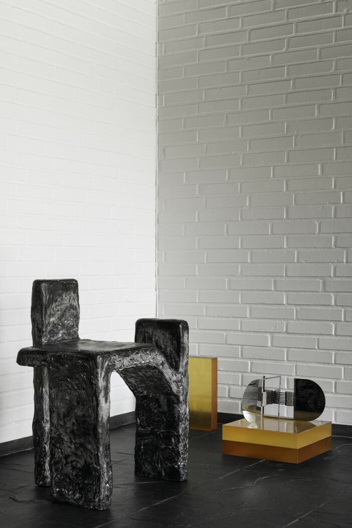 Three pillar seat och Woven mirrors, båda av Ida Elke. Bordsspegeln är placerad på några av Idas materialprover. Skulpturer