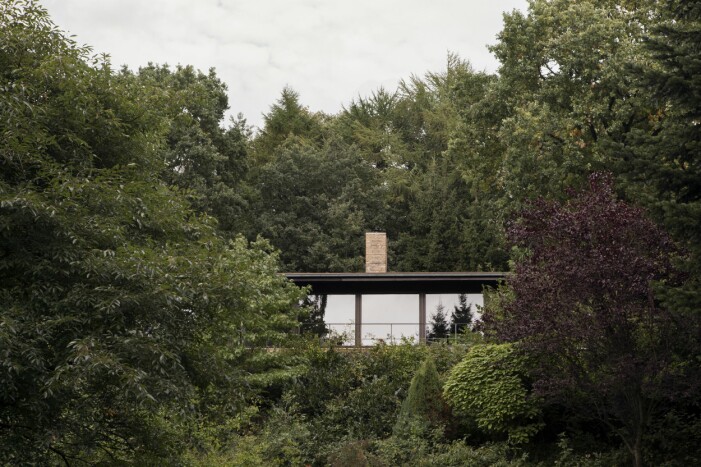 I det Ove Boldt-designade huset har planlösningen lämnats intakt. Hus omgivet av träd