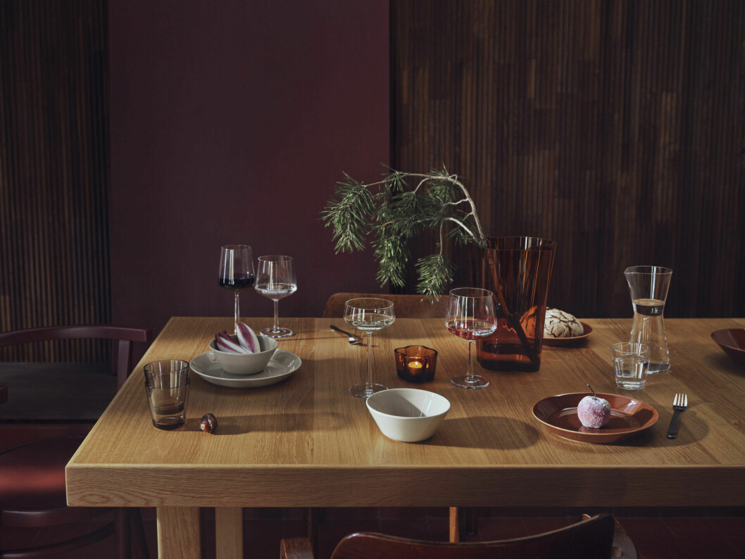 Det bärnstensfärgade glaset är trendigt i år och passar bra till en jordnära palett och detaljer i mässing. bärnstensfärgad vas och ljushållare från iittala