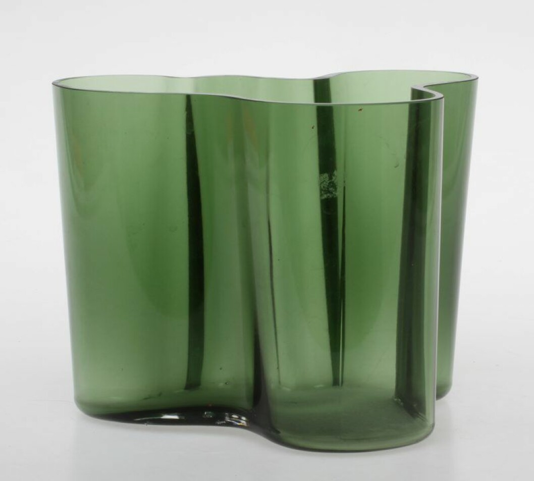 »Aaltos klassiker kan kännas tjatig i och med att Iittala har överexponerat just denna form så mycket. Men en tulpanvas som vintage, helst den som är blåst i träform och som är lite högre än den massproducerade, då är det ju en helt magisk vas.« Tulpanvas, Alvar Aalto, från 1 000:-, Iittala. »Aaltos klassiker kan kännas tjatig i och med att Iittala har överexponerat just denna form så mycket. Men en tulpanvas som vintage, helst den som är blåst i träform och som är lite högre än den massproducerade, då är det ju en helt magisk vas.« Tulpanvas, Alvar Aalto, från 1 000:-, Iittal