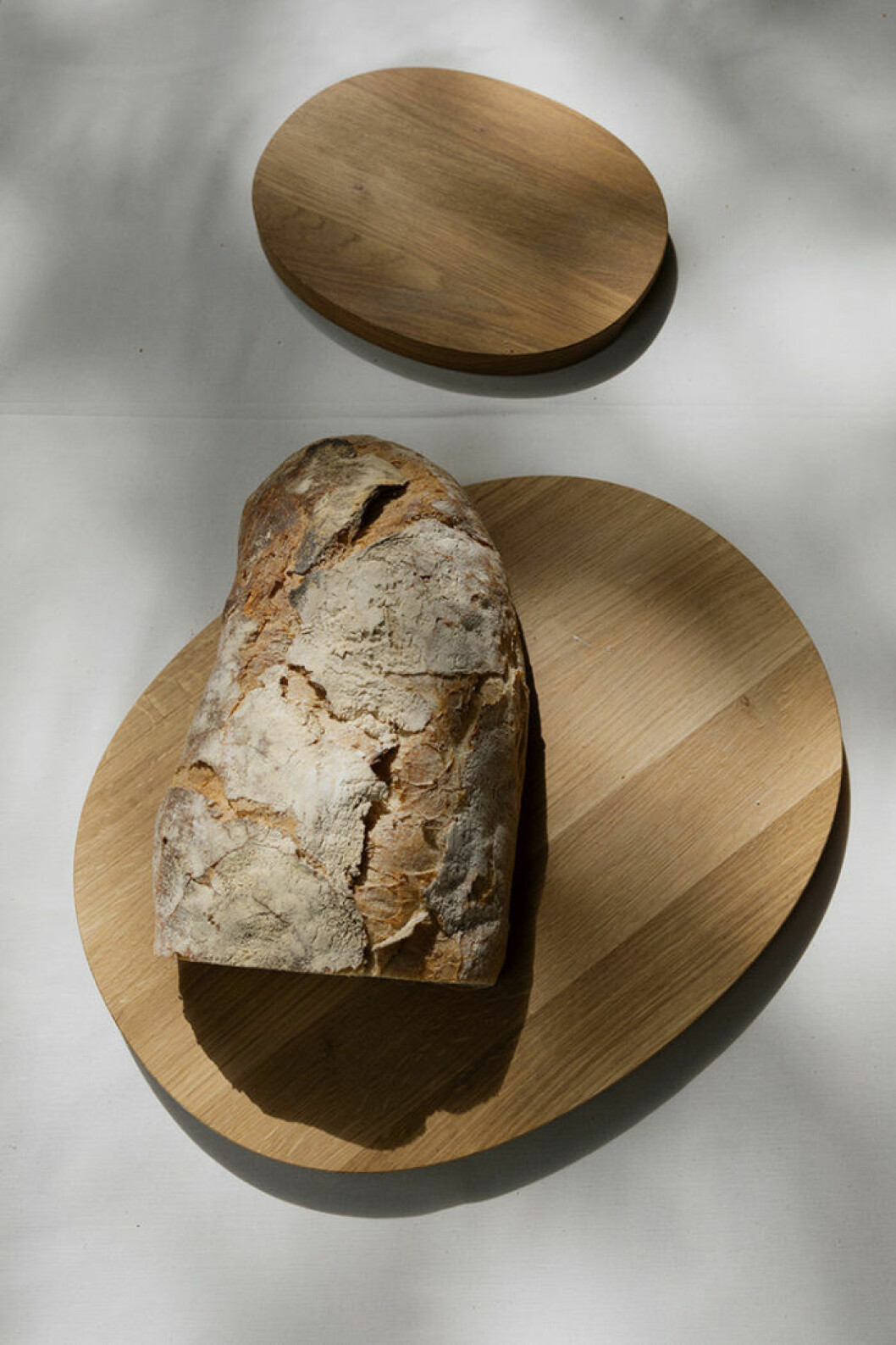 Serveringsbricka i trä från Iittalas serie Raami.