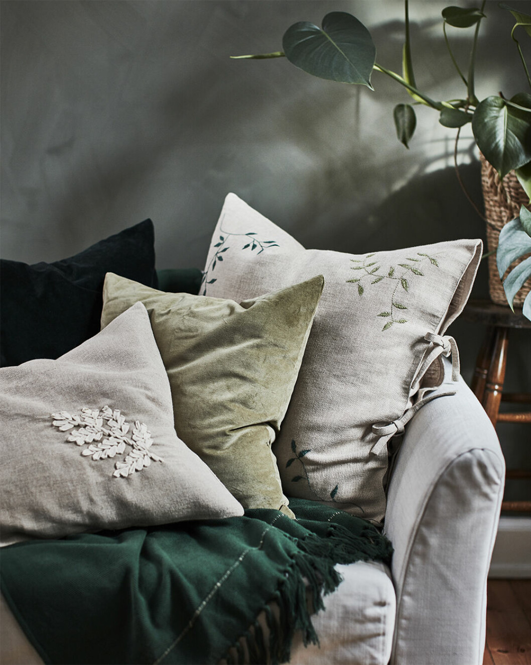 Broderade kuddar från Ikeas kollektion Botanisk