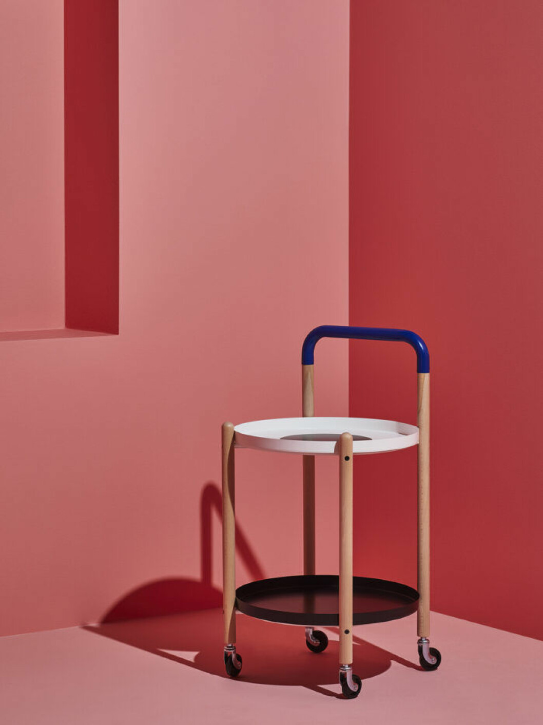 Sidobord med hjul för 899 kronor. Rullbord från Ikeas designsamarbete Förnyad