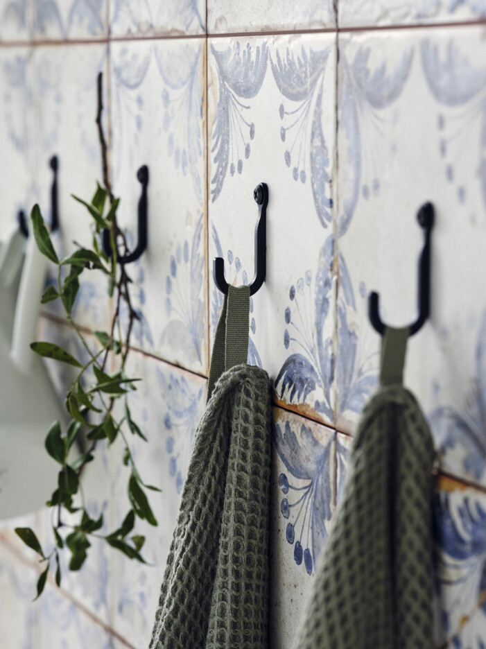 Du kan hänga dina handdukar på väggkrokarna Högaffel. ikea handduk