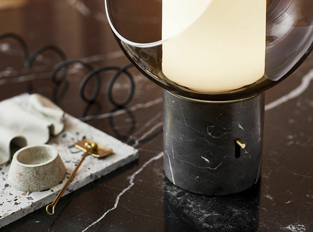 Ikeas höstnyheter – bordslampa i glas och marmor