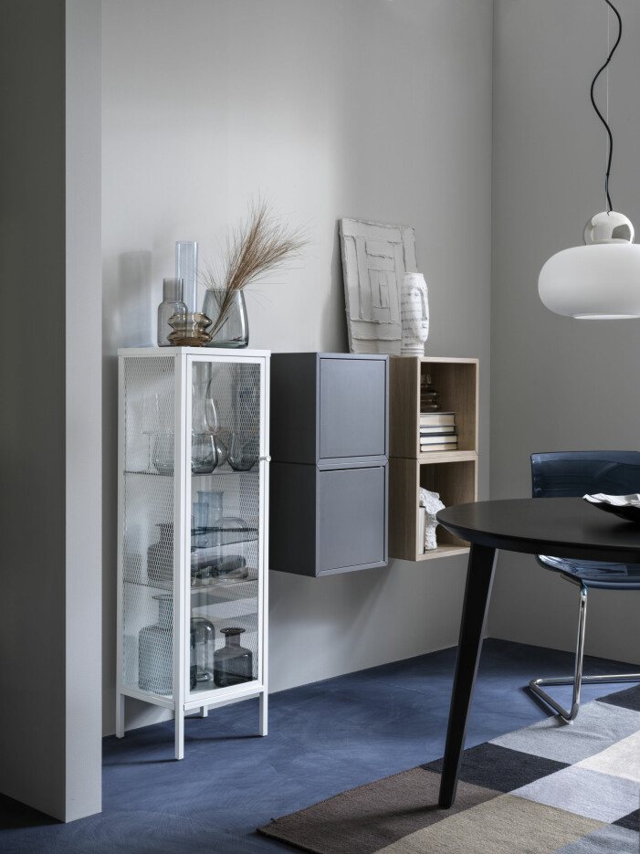 Ställ fram dina favoritobjekt och detaljer i vitrinskåpet <span class=" italic" data-lab-italic_desktop="italic">Baggebo</span>. Vitrinskåp Baggebo, Ikea höstnyheter 2021