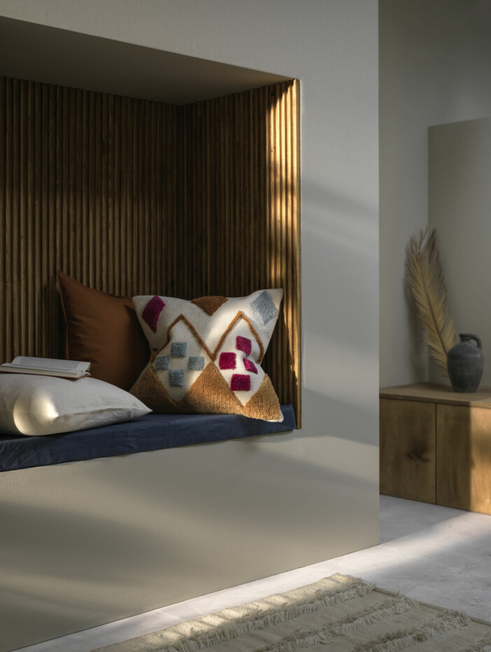 Kuddfodralet <span class=" italic" data-lab-italic_desktop="italic">Brunstarr</span> bottnar i säsongens jordiga färgpalett med poppiga inslag av blått och cerise. Kuddfodral Brunstarr, Ikea höstnyheter 2021