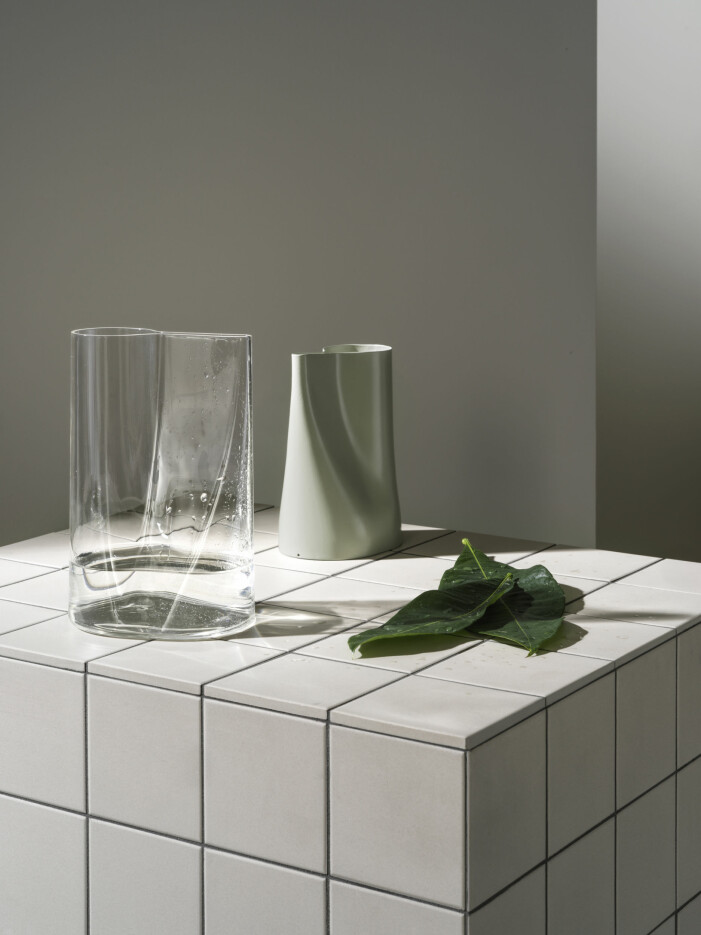 Böljande former möter stilren design i vaserna <span class=" italic" data-lab-italic_desktop="italic">Chilifrukt</span>, som kommer i två olika utföranden. Vaser Chilifrukt, Ikea höstnyheter 2021
