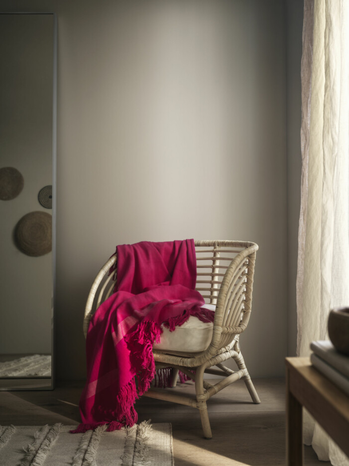 Värmande färgklick! Bryt av neutralerna med pläden <span class=" italic" data-lab-italic_desktop="italic">Hillegärd</span>. Pläd Hillegärd, Ikea höstnyheter 2021