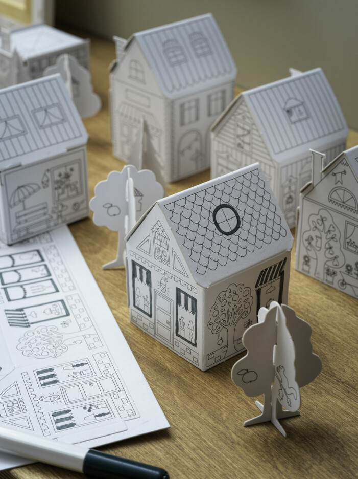 Kartongstaden <span class=" italic" data-lab-italic_desktop="italic">Måla</span> är inte bara ett kreativt pyssel utan också en genomtänkt inredningsdetalj. Kartongstaden Måla, Ikea höstnyheter 2021
