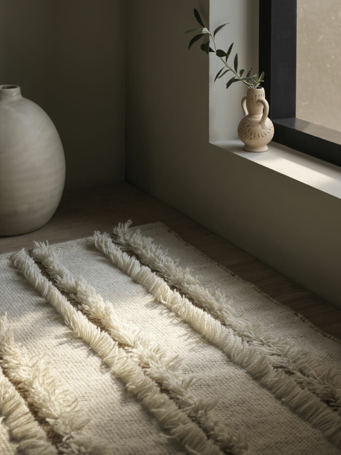 Detaljstudie av den mysiga mattan <span class=" italic" data-lab-italic_desktop="italic">Pedersborg</span>. Matta Pedersborg i beige, Ikea höstnyheter 2021