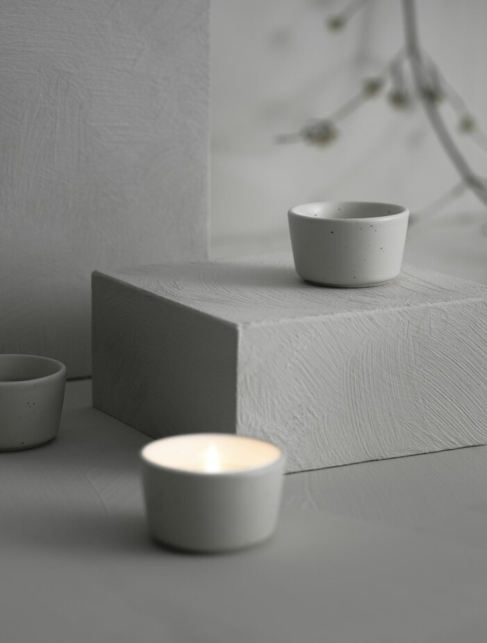 Värmeljushållare i grå keramik av Ilse Crawford för Ikea. Nu släpps nya samarbetet mellan Ikea och Ilse Crawford doftljus och ljusfat