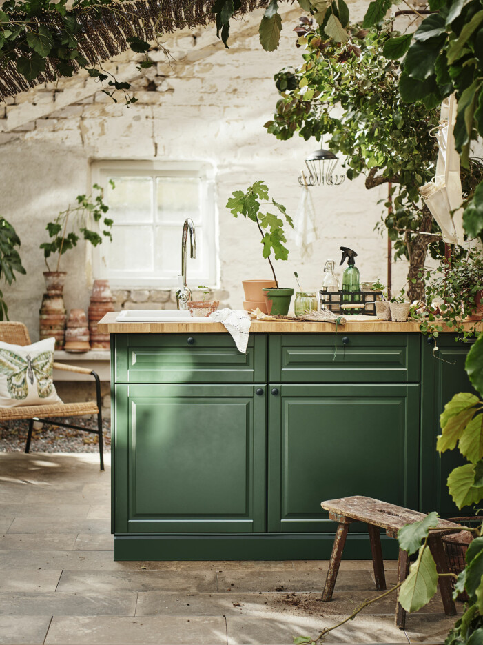 Tillför omedelbar sommarkänsla (med en efterlängtad Medelhavstouch) tack vare gröna växter. Foto: Ikea. Inred med växter i ditt kök i sommar