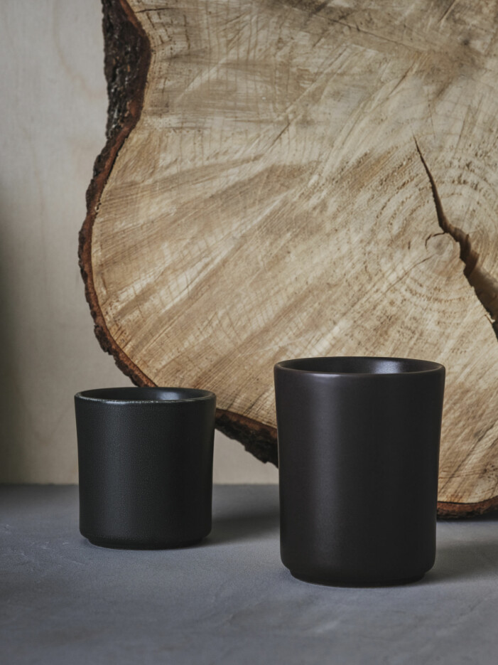 Värmeljusen kommer i två storlekar. Nu släpps nya samarbetet mellan Ikea och Ilse Crawford doftljus och ljusfat