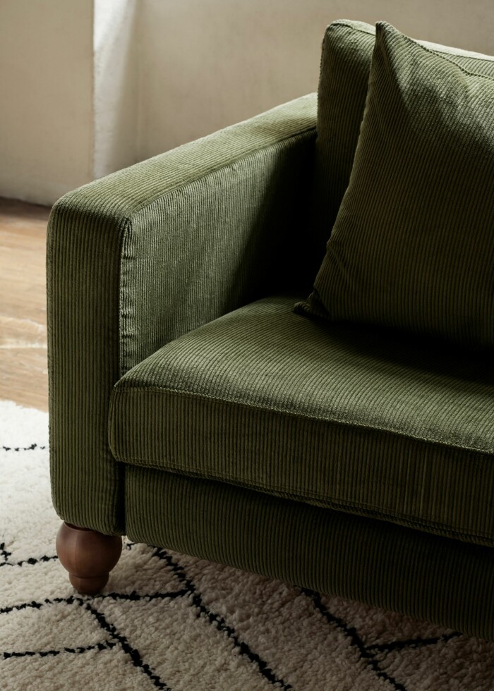 Randigt i manchester på Ikeas <em>Karlstad</em>-soffa. Foto: Bemz