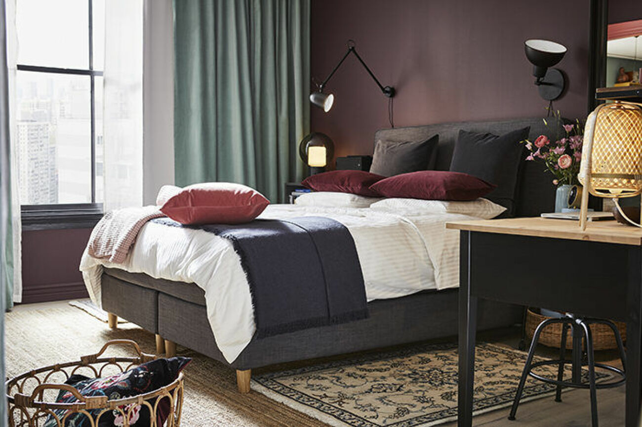 Sovrum med mörka färger i Ikea katalogen 2019