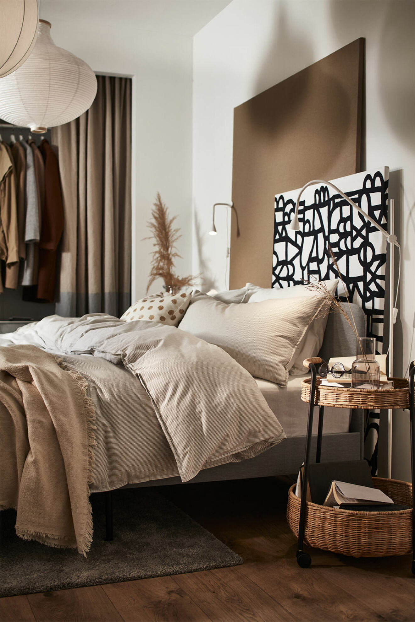Vackert inrett sovrum i beige och brunt i Ikea-katalogen 2021