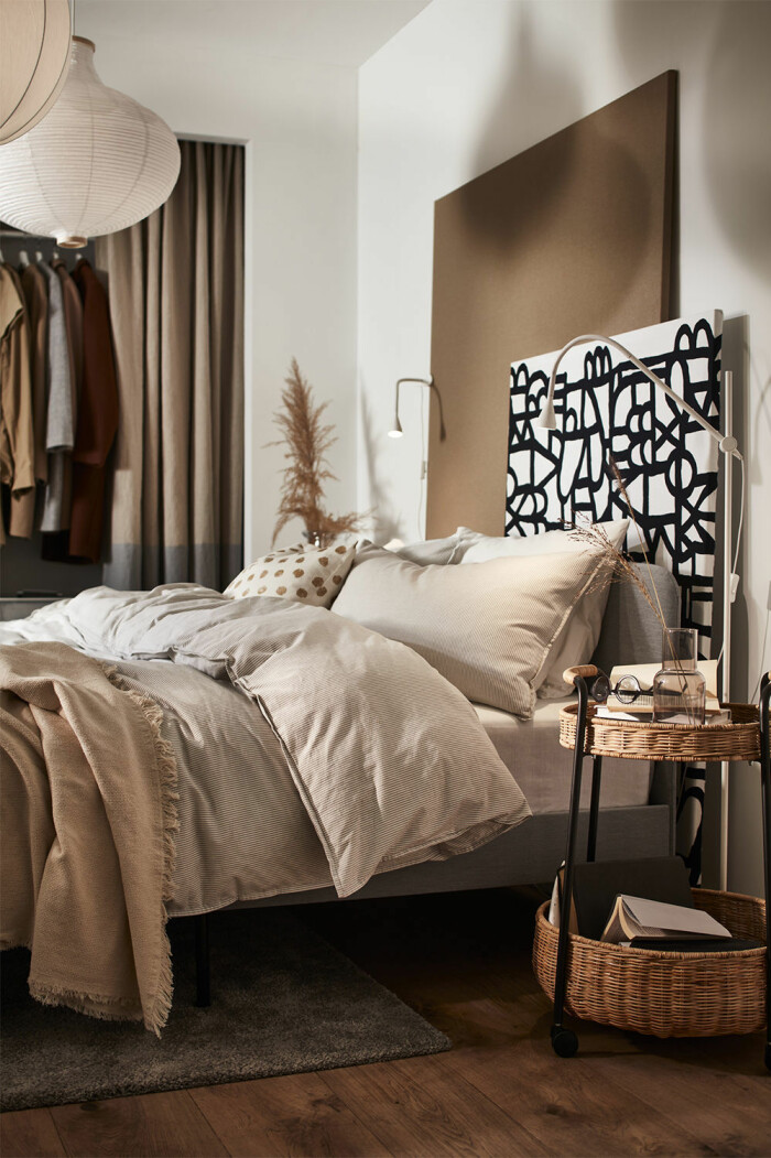 Mysig och jordnära sovrumsinspiration i svenskfavoriten Ikeas katalog för 2021. Foto: Ikea mysigt sovrum i jordnära toner