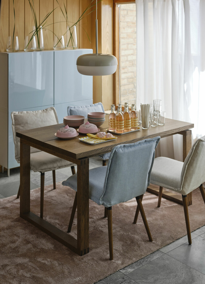 Blanda in färg bland köksstolarna. <span class=" italic" data-lab-italic_desktop="italic">Klinten</span> kommer både i beige och blått. Vinter och vårnyheter hos Ikea 2023, stolen Klinten