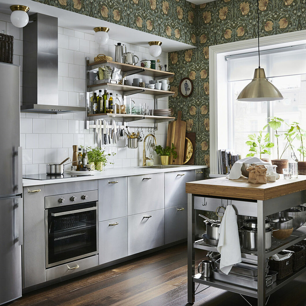 Öppen förvaring är snyggt och enkelt att addera till den befintliga köksinredningen. Foto: Ikea Snyggt Ikea-kök med öppen förvaring