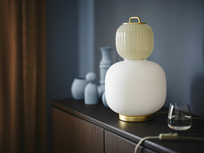 Maffig bordslampa <span class=" italic" data-lab-italic_desktop="italic">Pilblixt </span>som både skapar en behaglig inramning och bidrar till en vacker inredningsdetalj. Vinter och vårnyheter hos Ikea 2023, lampa Pilblixt