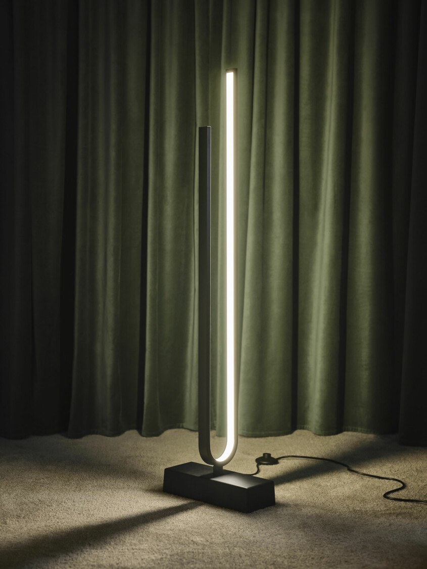 Golvlampan <span class=" italic" data-lab-italic_desktop="italic">Pilskott </span>garanterar en stilfull boost i hemmet. Vinter och vårnyheter hos Ikea 2023, Pilskott lampa