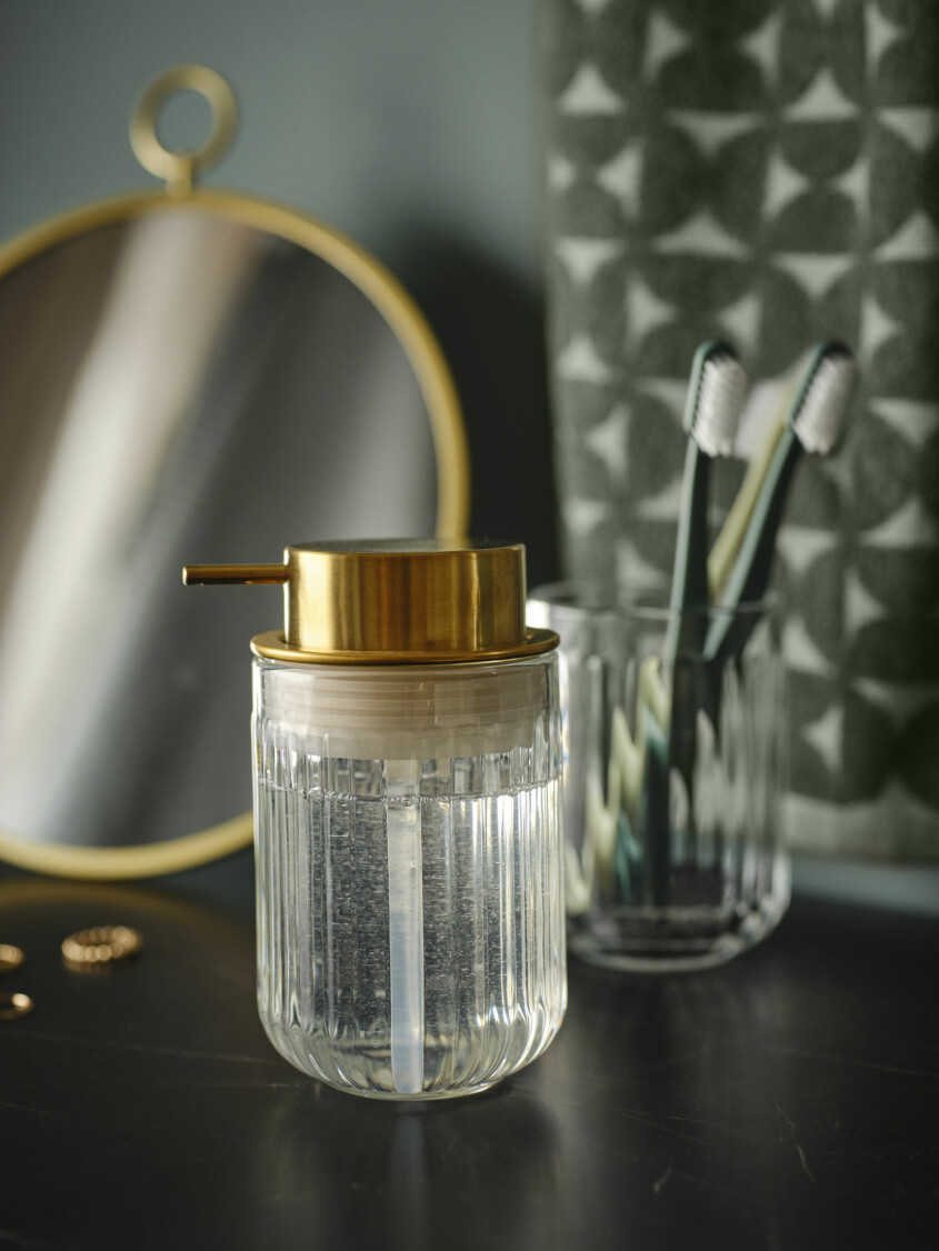 Addera lyxkänsla i badrummet med guldskimrande detaljer. Tvålpump <span class=" italic" data-lab-italic_desktop="italic">Silvtjärn</span>. Vinter och vårnyheter hos Ikea 2023, tvålpump Silvtjärn