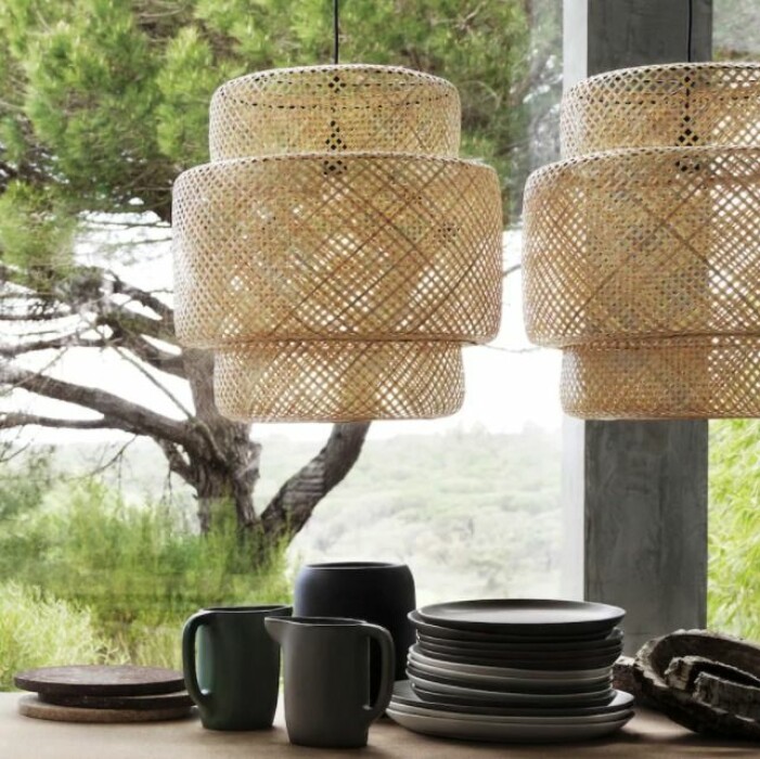 Lampan i kollektionen Sinnerlig av flätad bambu är en av Ikeas mest älskade produkter det senaste decenniet. Ikea Sinnerlig taklampa Ilse Crawford