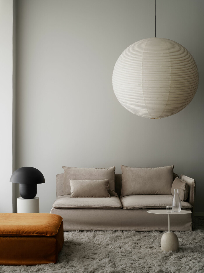 Second hand-möbler går att förnya på flera olika sätt. Här ovan har en av Ikeas soffor klätts med ny klädsel från Bemz, <a target="_blank" href="https://www.residencemagazine.se/inredning/miljovanliga-satt-att-uppdatera-ikea-mobler-kok/4007481">vilket ger den en helt ny look oavsett om soffan är ny eller köpt på second hand</a>. Foto: Kristofer Johnsson Styling: Annaleena Leino för Bemz ikea-soffa med överdrag från bemz ger en ny look