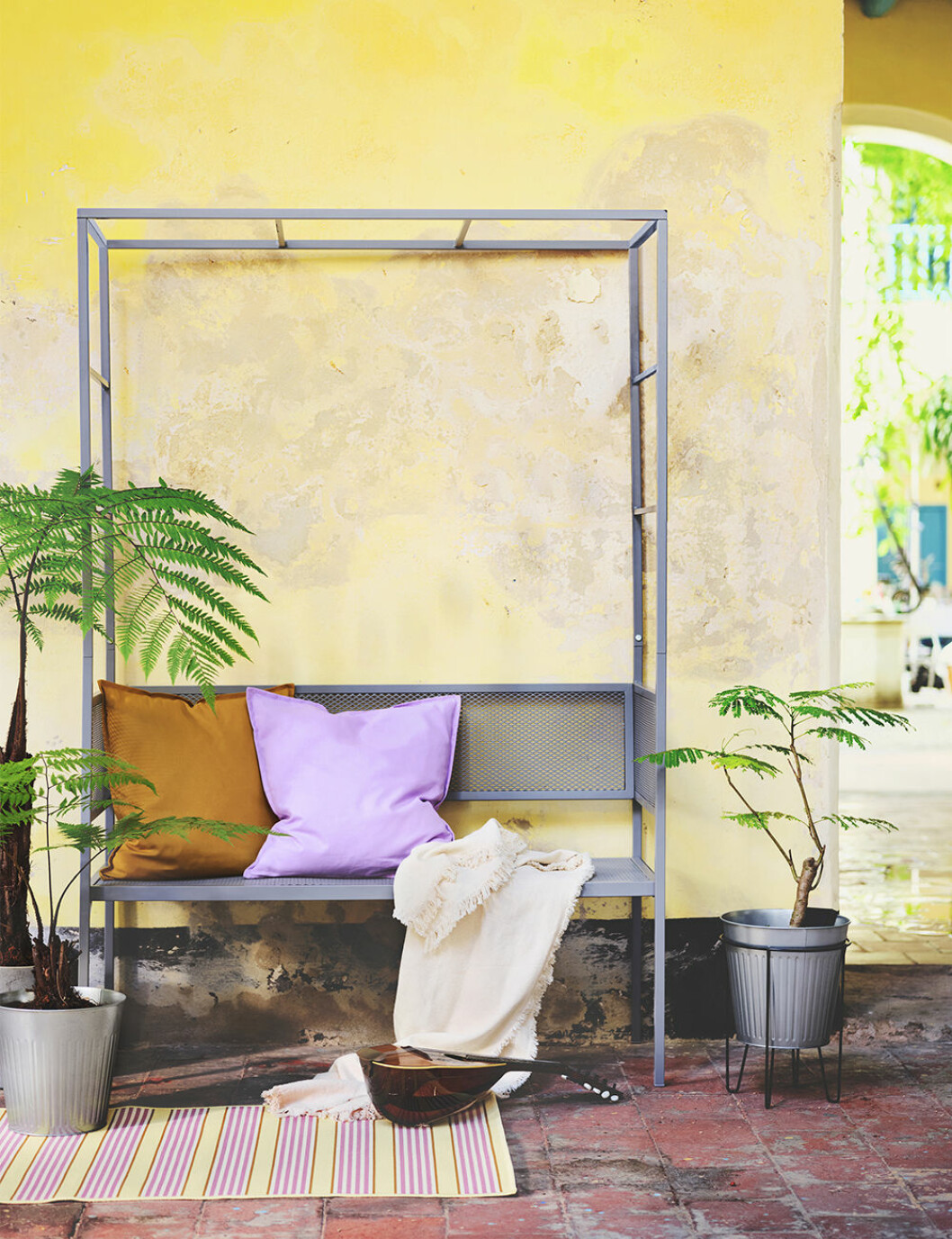 Bänk med spaljé från Ikea sommaren 2020