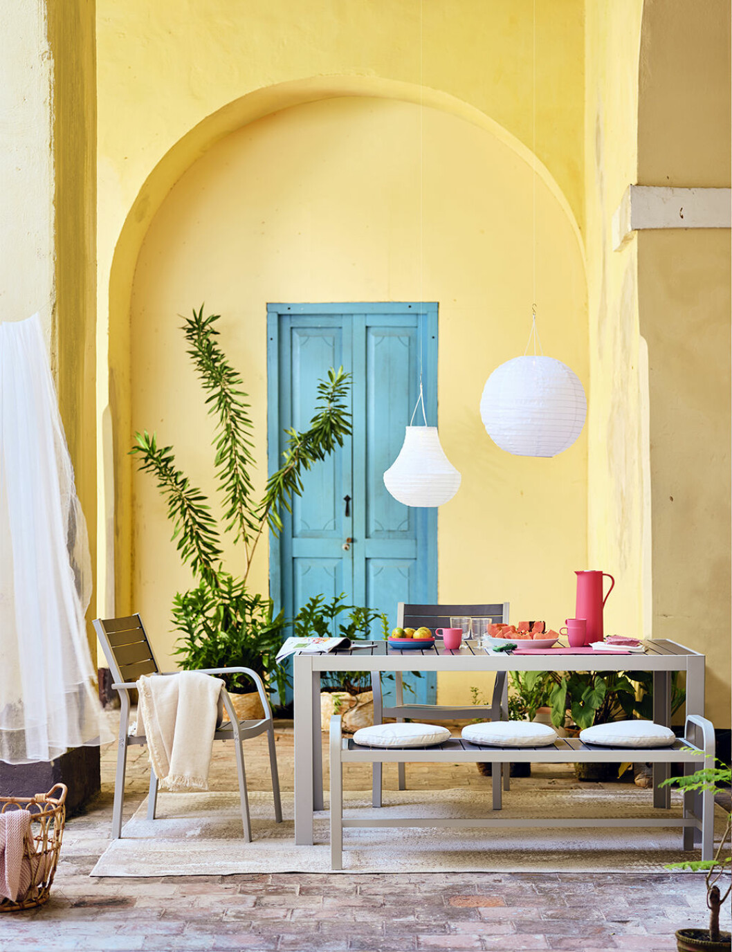 Utemöbler och färgglada detaljer på Ikea sommaren 2020