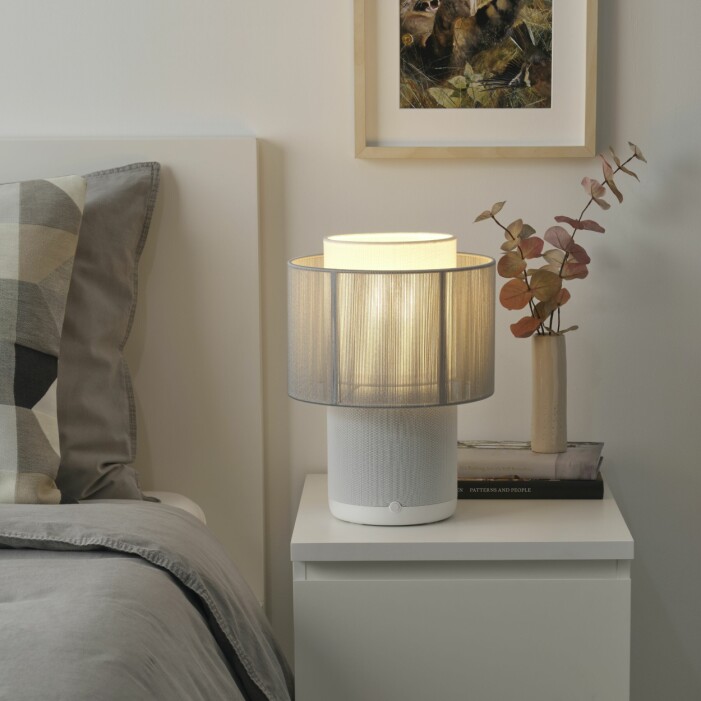 Sätt personlig prägel på högtalarlampan genom att välja utförande på lampbas och lampskärm. Ikea släpper ny högtalarlampa med Sonos, olika färger