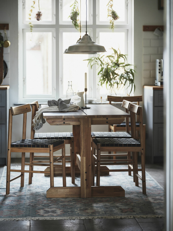 Sittgruppen Nackanäs i akacia kan bli tidlösa komponenter i hemmet. Ikea stolar och bord