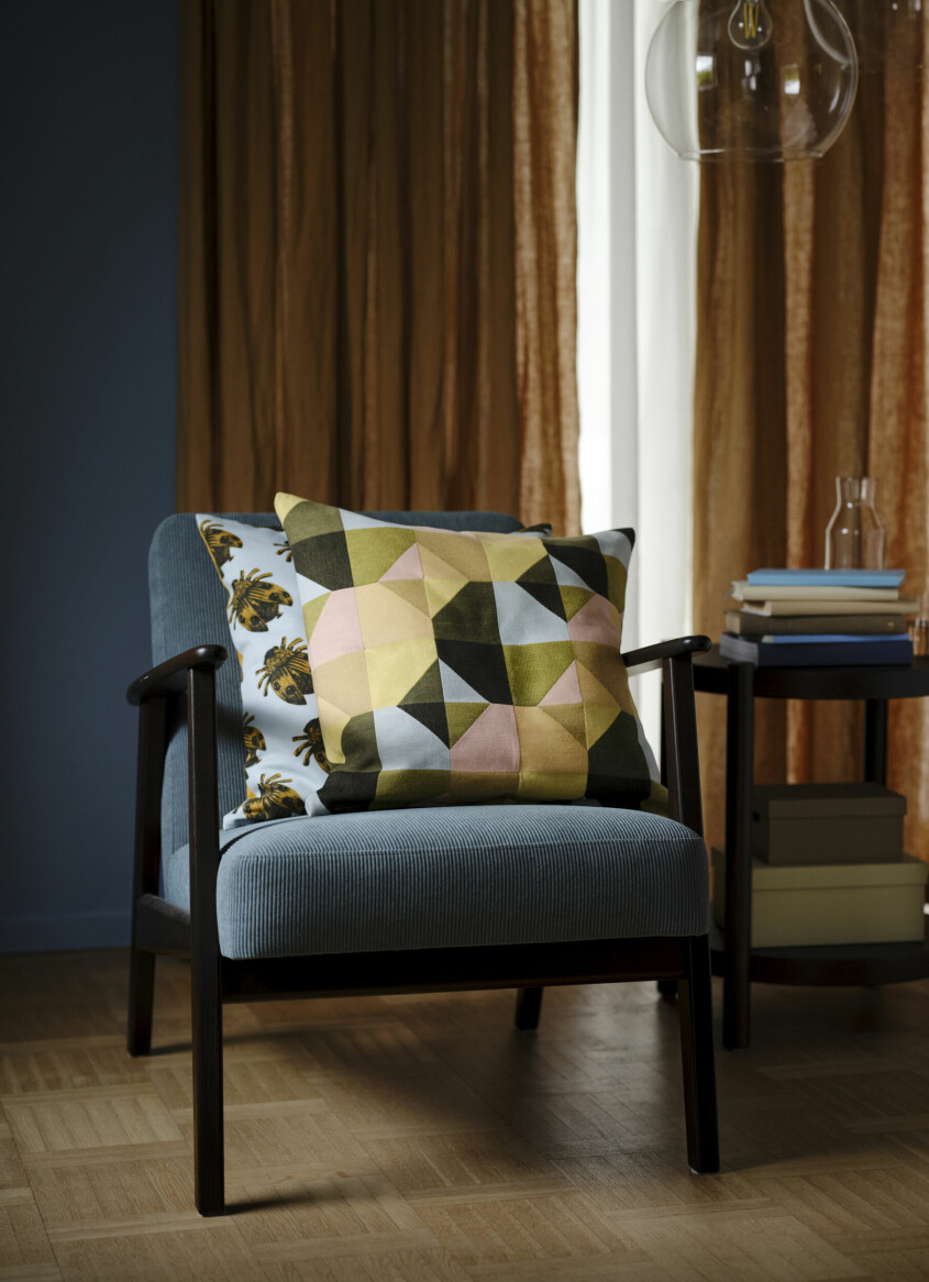 Mönster och färg, ja tack! Grafiska kuddfodralet <span class=" italic" data-lab-italic_desktop="italic">Svarthö </span>är en sann färgklick. Vinter och vårnyheter hos Ikea 2023, kuddfodral Svarthö