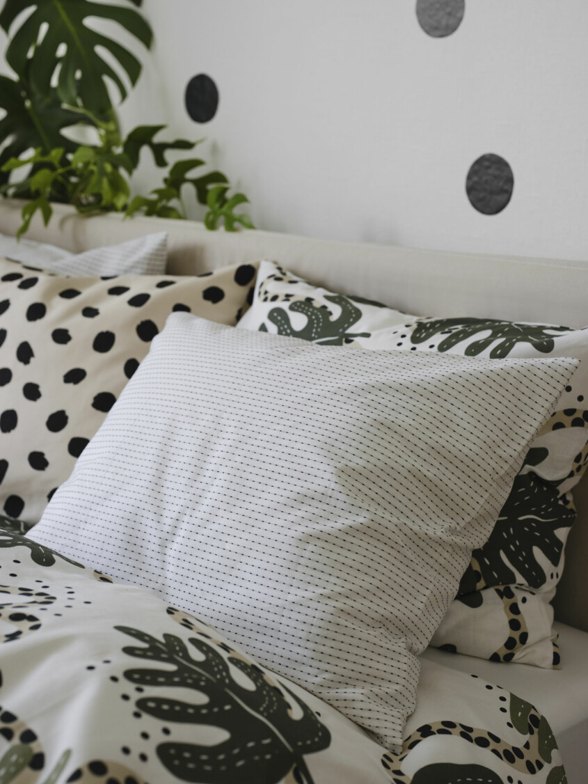 Piffa upp sovrummet med mönstrade sängkläder, som örngottet <span class=" italic" data-lab-italic_desktop="italic">Tågvecklare</span>. Vinter och vårnyheter hos Ikea 2023, örngott Tågvecklare
