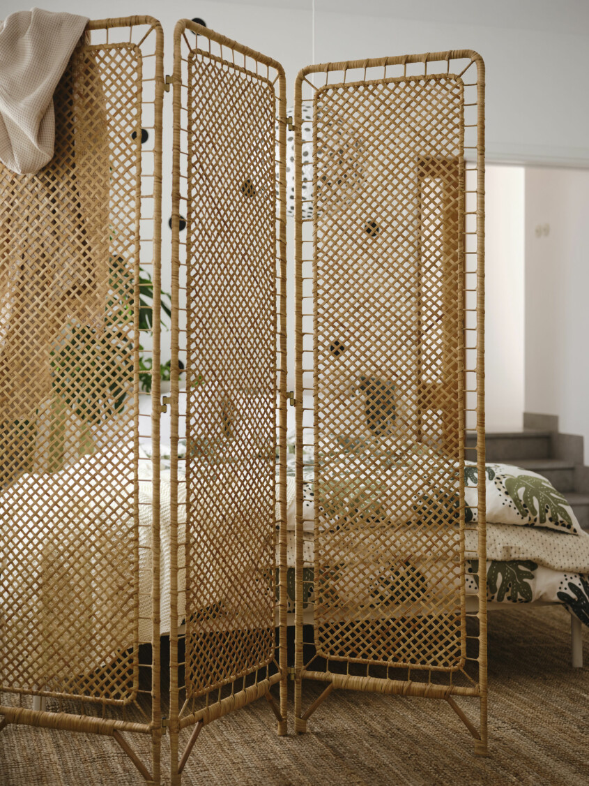 Naturnära skärmväggen <span class=" italic" data-lab-italic_desktop="italic">Tolkning</span> i tidlös rotting. Vinter och vårnyheter hos Ikea 2023, skärmvägg Tolkning