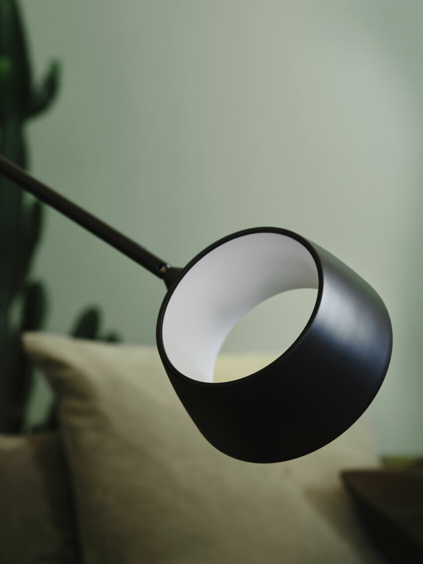 Golvlampan <span class=" italic" data-lab-italic_desktop="italic">Våghöjd</span> går i elegant svart med en smart dimbar funktion. Vinter och vårnyheter hos Ikea 2023, Våghöjd golvlampa