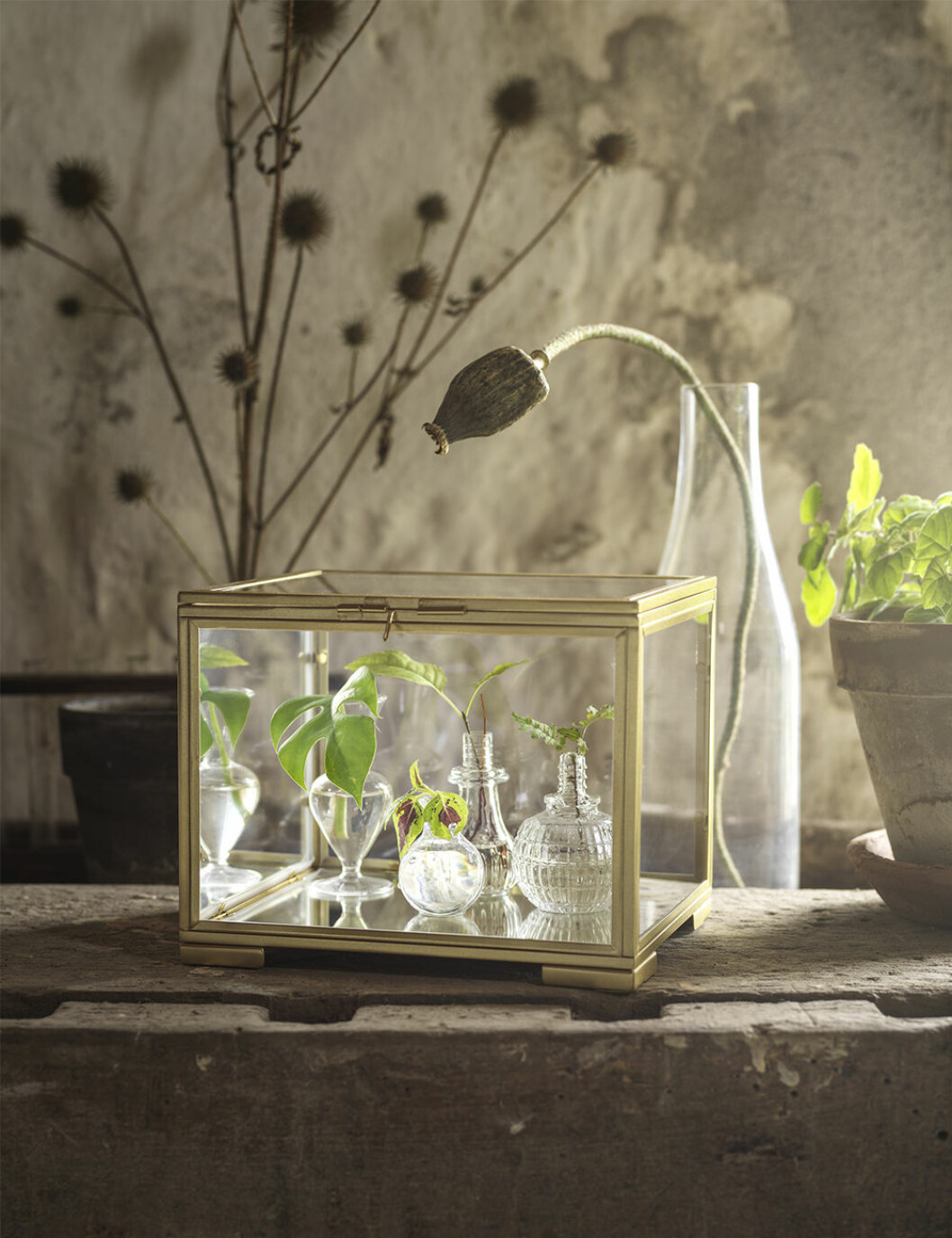 Förvaring i fokus – för såväl stort som smått. Förvaringask i glas och guld från Ikea