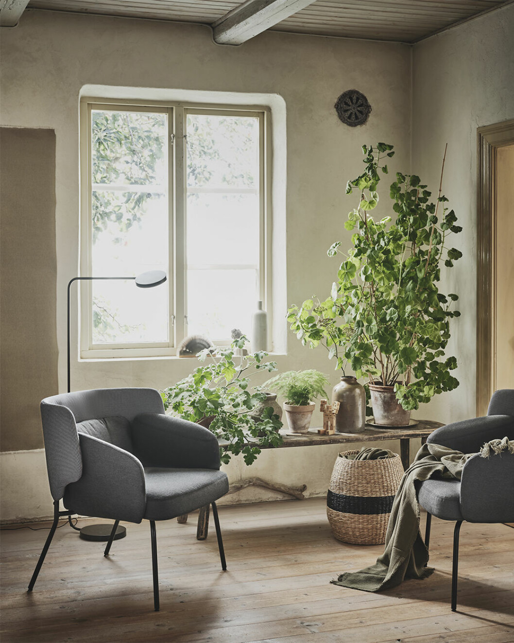 Vårens nyheter har fått inspiration från wabi-sabi. Fåtölj och förvaring i naturmaterial från Ikea våren 2020